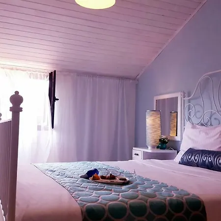 Deep Blue Apartment *
